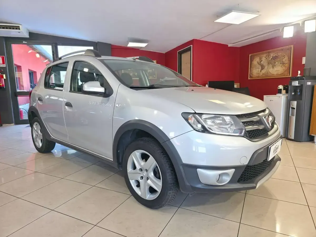 Usata Dacia Sandero Stepway 90 CV (66 kW) 2014 Argento Berlina