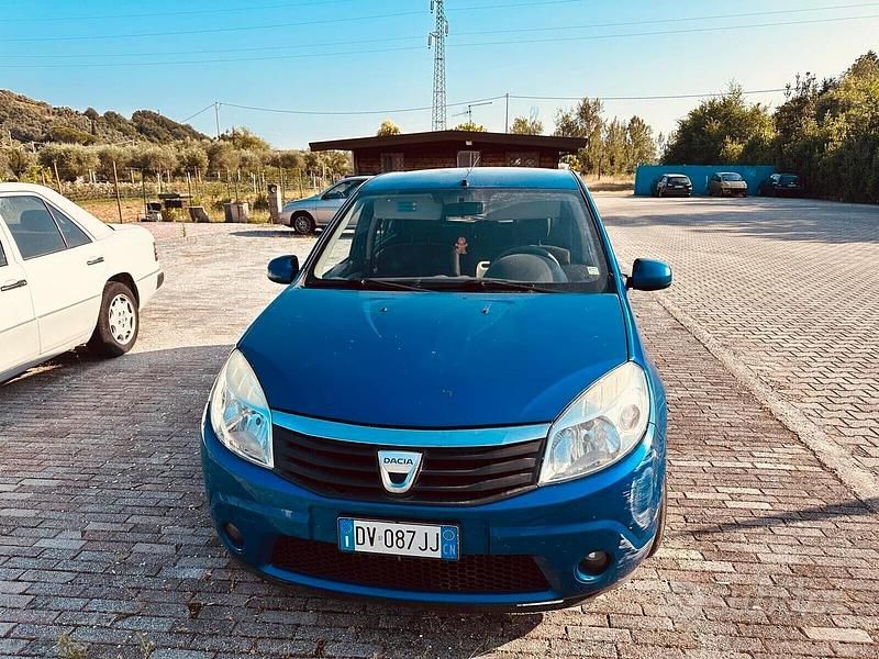 Blu Usata 2009 Dacia Sandero Due volumi | 1600 € (Buon prezzo) - Immagine 1/4
