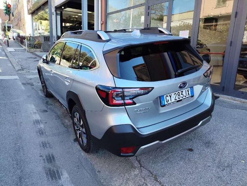 Usata Subaru Outback Premium 169 CV (124 kW) 2025 Grigio met chiaro Station wagon