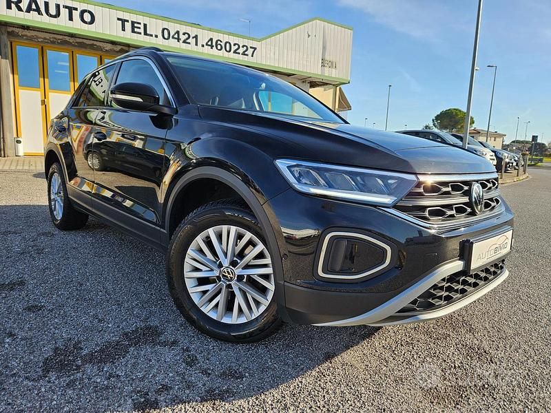 Usata VW T-Roc Life 110 CV (80 kW) 2023 Nero SUV