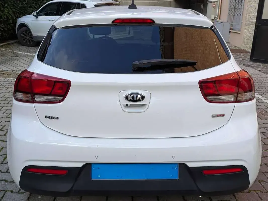 Usata Kia Rio 101 CV (74 kW) 2017 Bianco Berlina