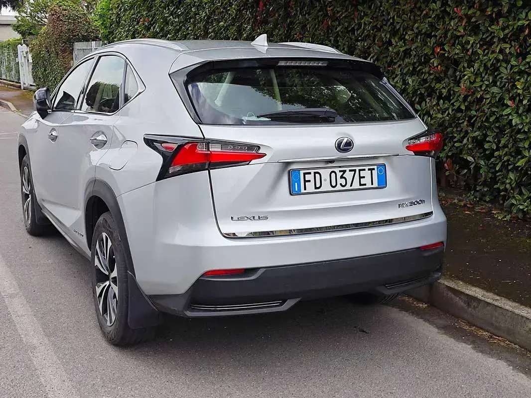 Usata Lexus NX300h Executive Line 155 CV (114 kW) 2016 Argento SUV