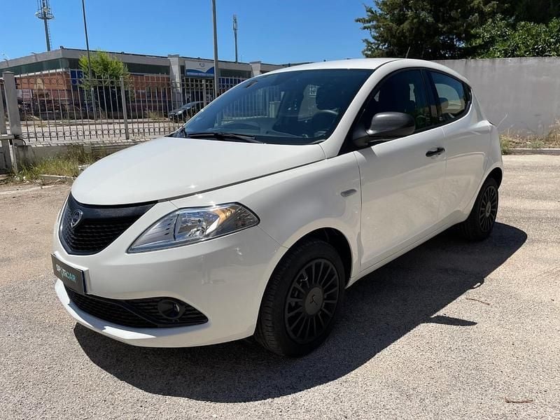 Usata Lancia Ypsilon Silver 69 CV (50 kW) 2020 Bianco Utilitaria