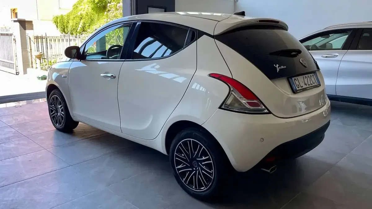 Usata Lancia Ypsilon 69 CV (50 kW) 2022 Bianco Utilitaria