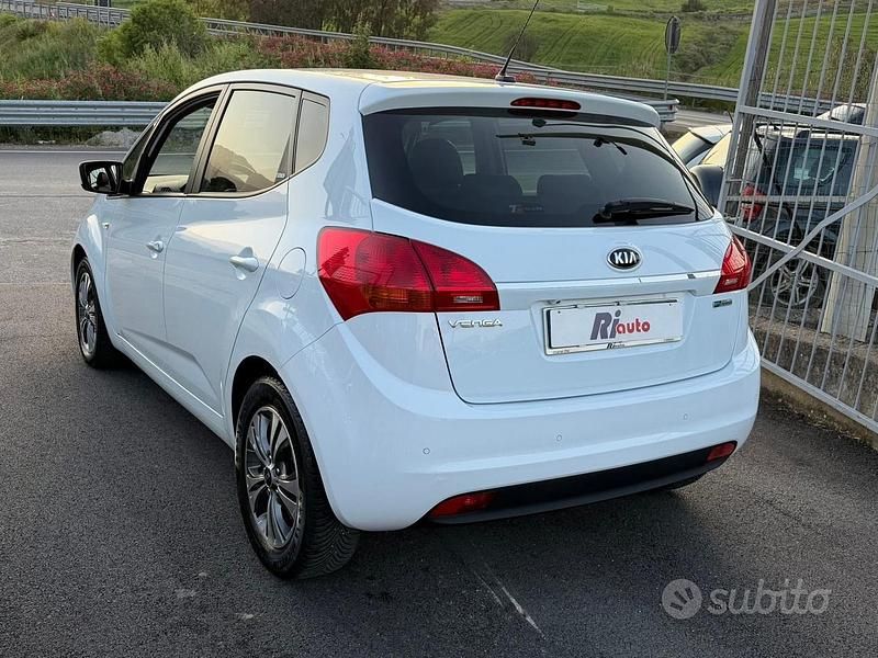 Usata Kia Venga 90 CV (66 kW) 2016 Bianco Utilitaria