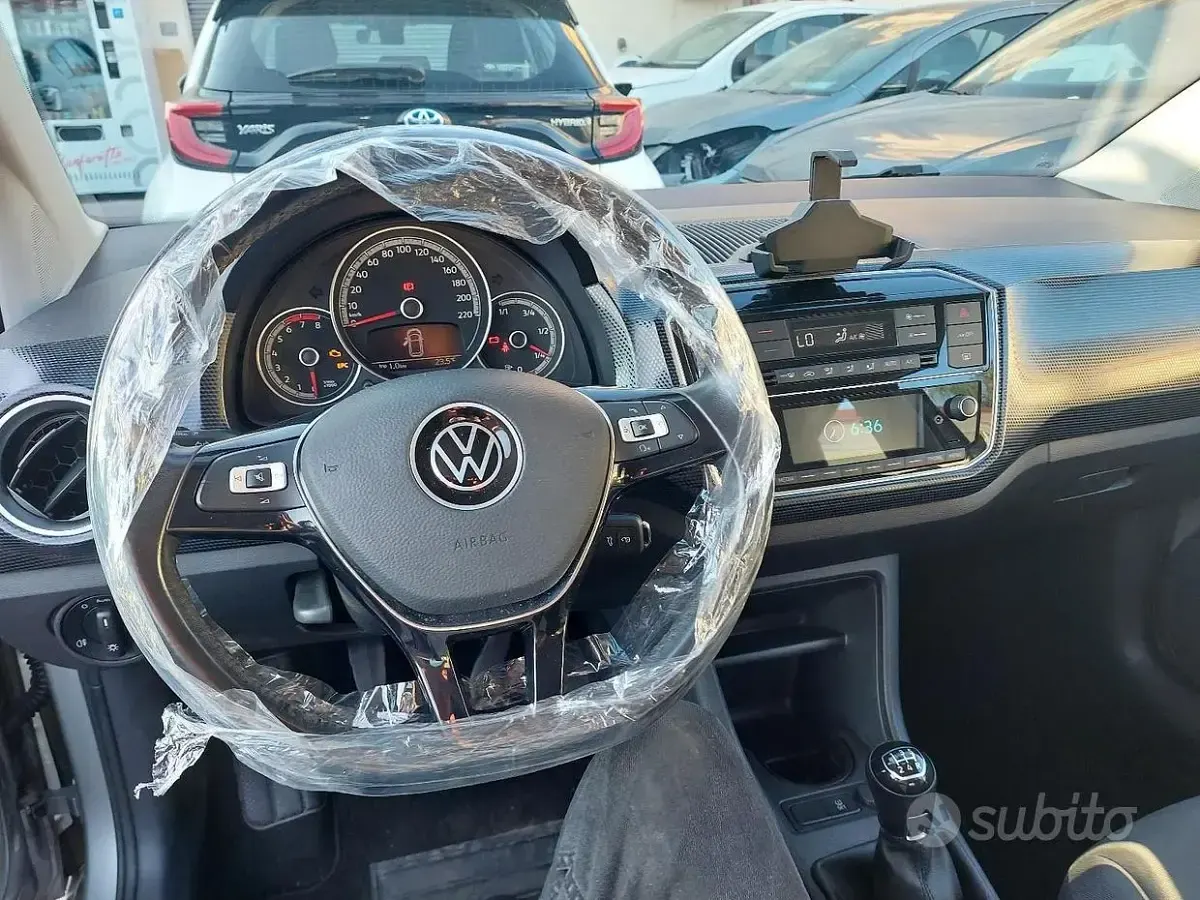 Usata VW up! 65 CV (47 kW) 2021 Grigio Utilitaria