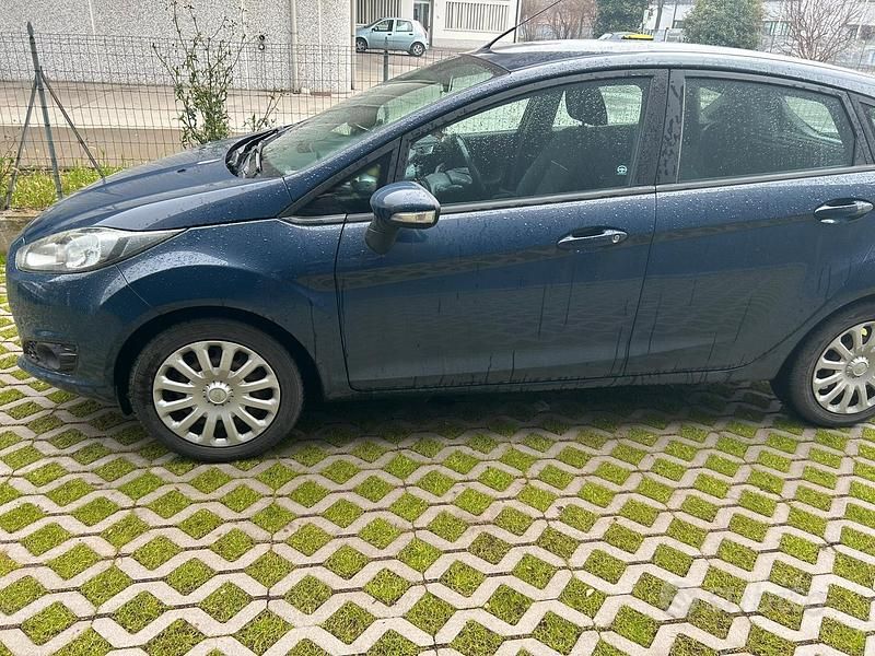 Usata Ford Fiesta 75 CV (55 kW) 2014 Blu Utilitaria