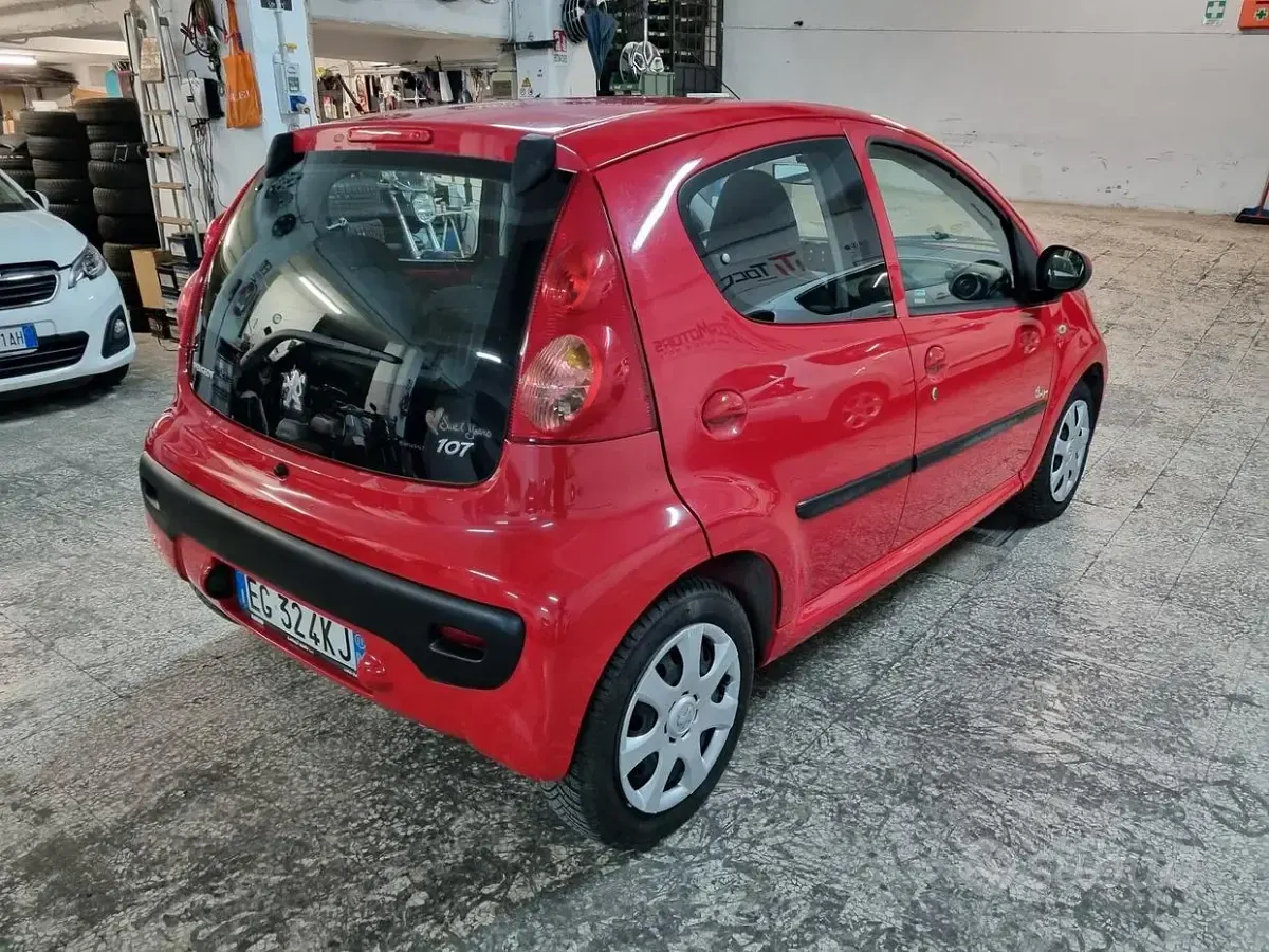 Usata Peugeot 107 68 CV (50 kW) 2011 Rosso Utilitaria