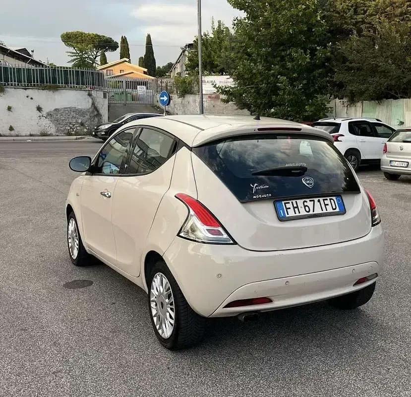 Usata Lancia Ypsilon Platinum 69 CV (50 kW) 2017 Giallo Utilitaria