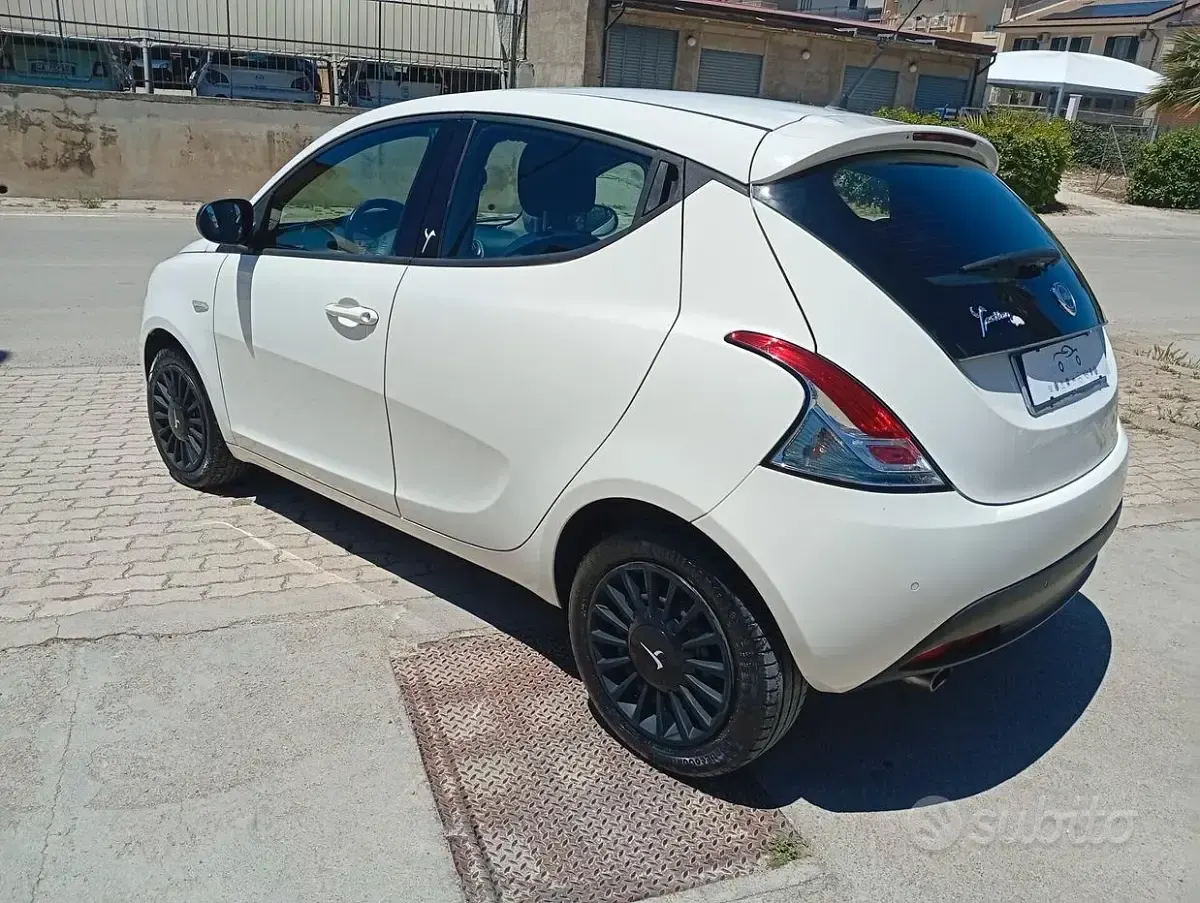 Usata Lancia Ypsilon 69 CV (50 kW) 2015 Bianco Utilitaria