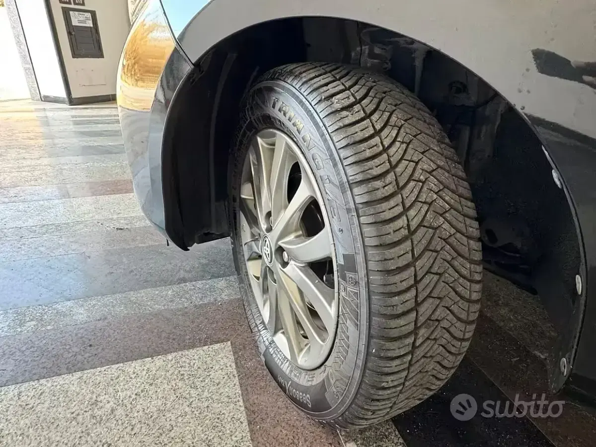 Usata Toyota Yaris Lounge 69 CV (50 kW) 2016 Nero Berlina