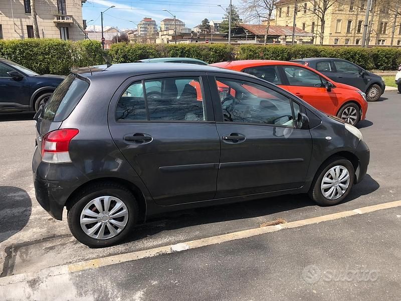 Usata Toyota Yaris 65 CV (47 kW) 2010 Grigio Utilitaria