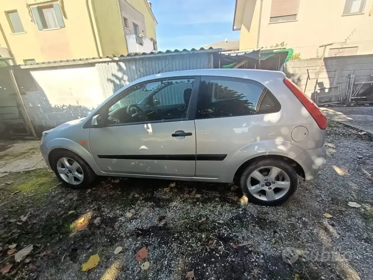 Second-hand Ford Fiesta 75 CP (55 kW) 2006 Gri Hatchback