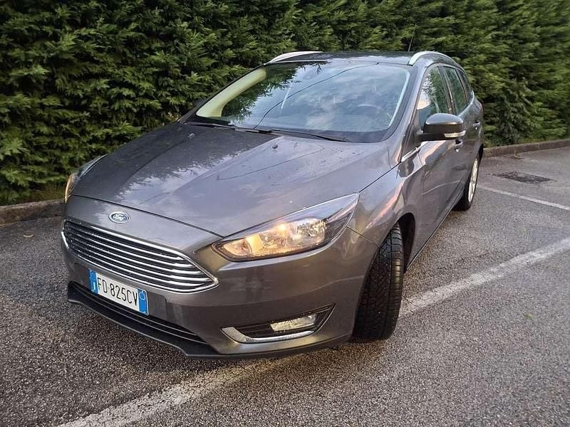 Begagnad Ford Focus Titanium 120 HK (88 kW) 2016 Grå Kombi