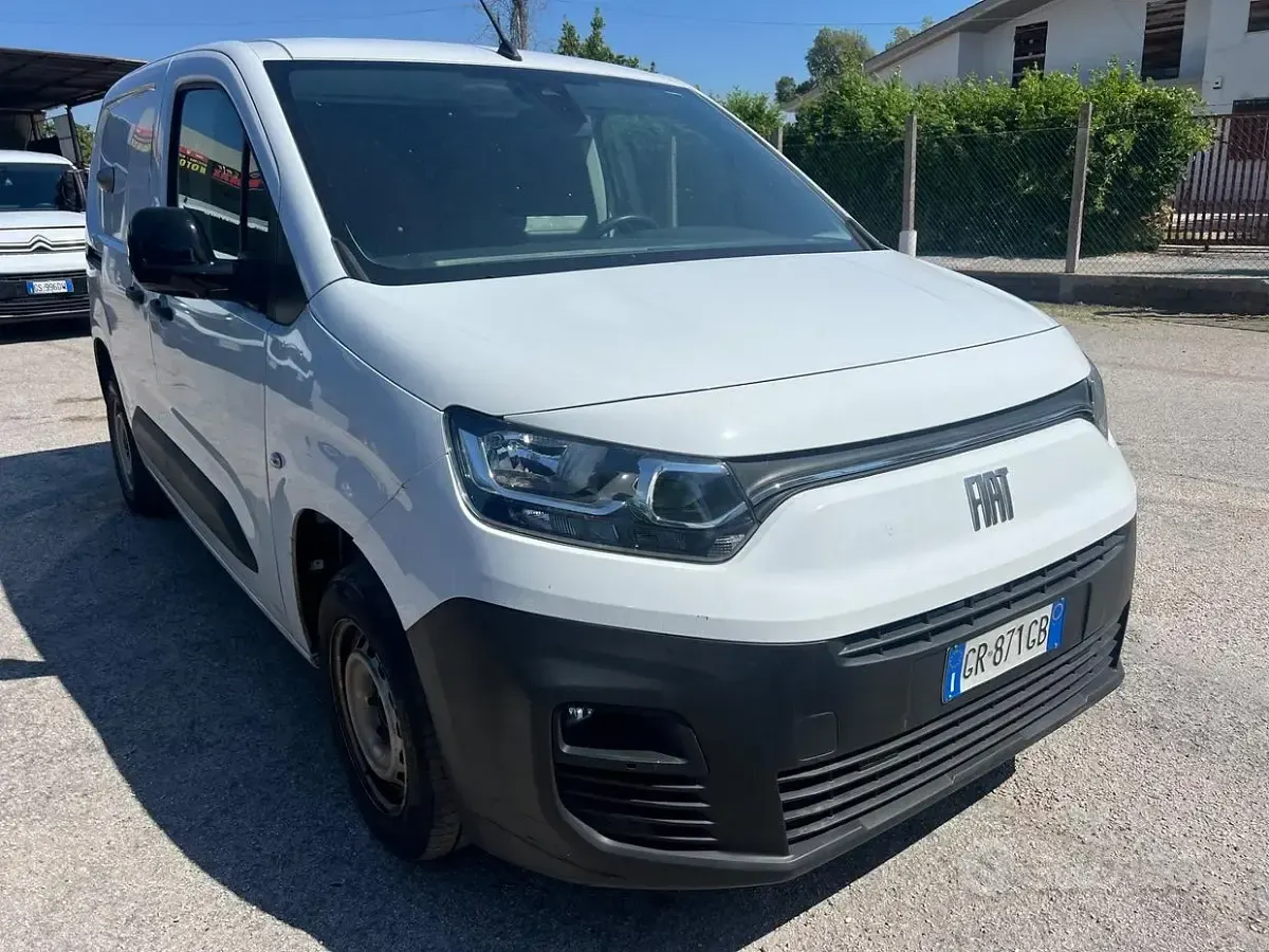 Usata Fiat Doblò 102 CV (75 kW) 2023 Bianco Monovolume