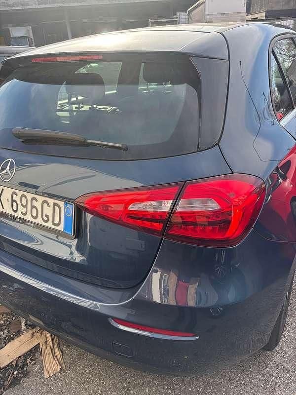Usata Mercedes 180 90 CV (66 kW) 2022 Blu/azzurro Berlina