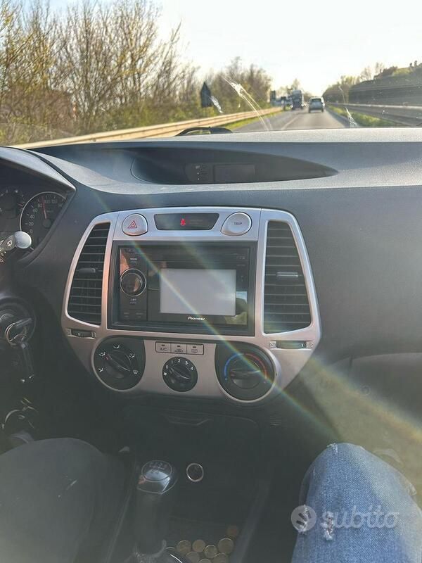 Usata Hyundai i20 Comfort 75 CV (55 kW) 2011 Grigio Berlina