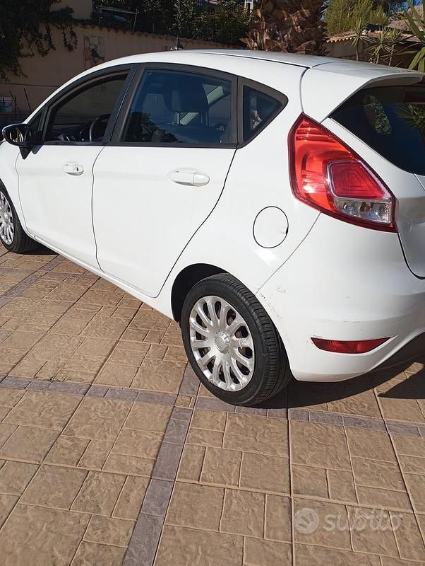Bianco Usata 2015 Ford Fiesta Due volumi | 3000 € (Super prezzo) - Immagine 1/4