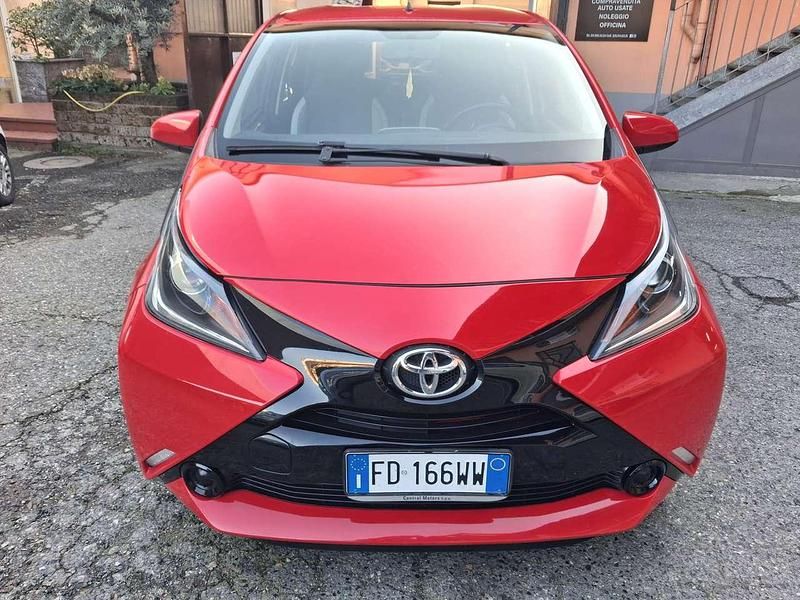 Usata Toyota Aygo X-play 69 CV (50 kW) 2016 Rosso Utilitaria