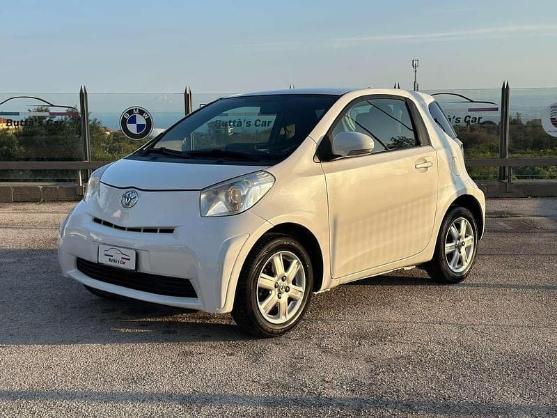 Bianco Usata 2010 Toyota iQ Due volumi | 9490 € (Molto cara) - Immagine 1/4