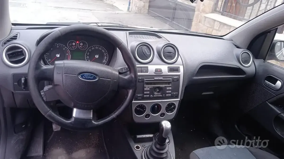 Usata Ford Fiesta 68 CV (50 kW) 2007 Grigio Utilitaria