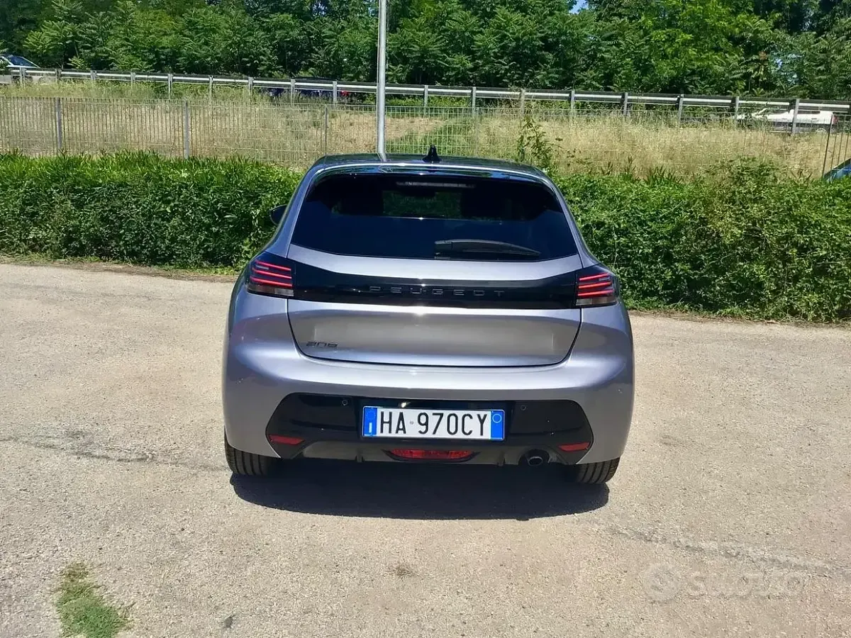 Usata Peugeot 208 Allure 101 CV (74 kW) 2025 Grigio Utilitaria