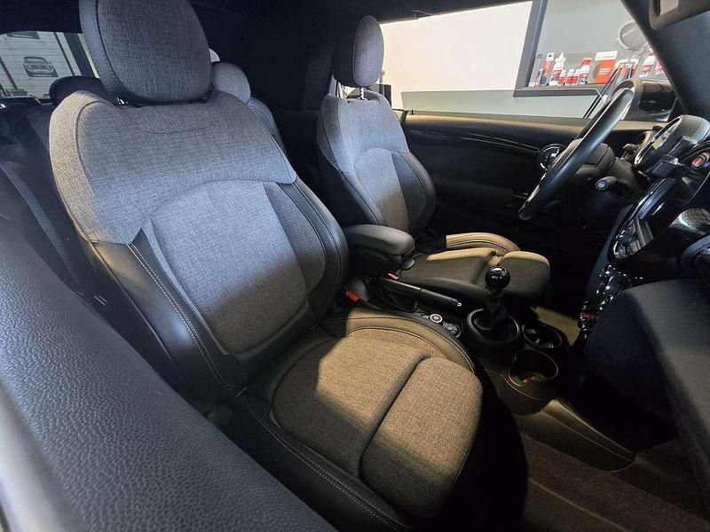 Usata Mini One Cabriolet 102 CV (75 kW) 2019 Argento perlato Cabrio