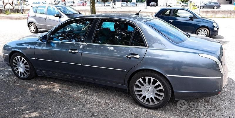 Usata 2003 Lancia Thesis Tre volumi | 5000 € (Buon prezzo) - Immagine 1/4