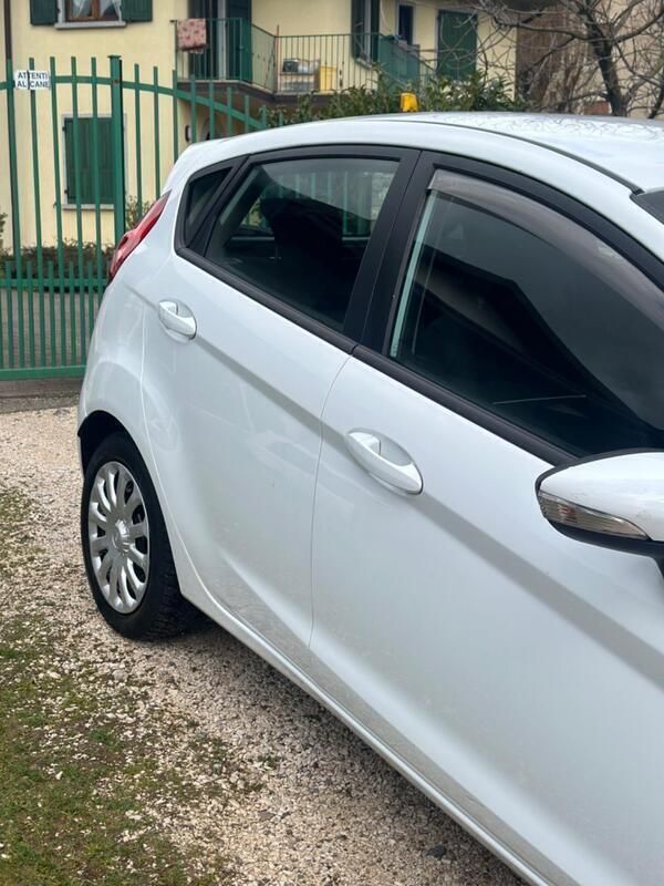 Usata Ford Fiesta Titanium 95 CV (69 kW) 2012 Bianco Utilitaria