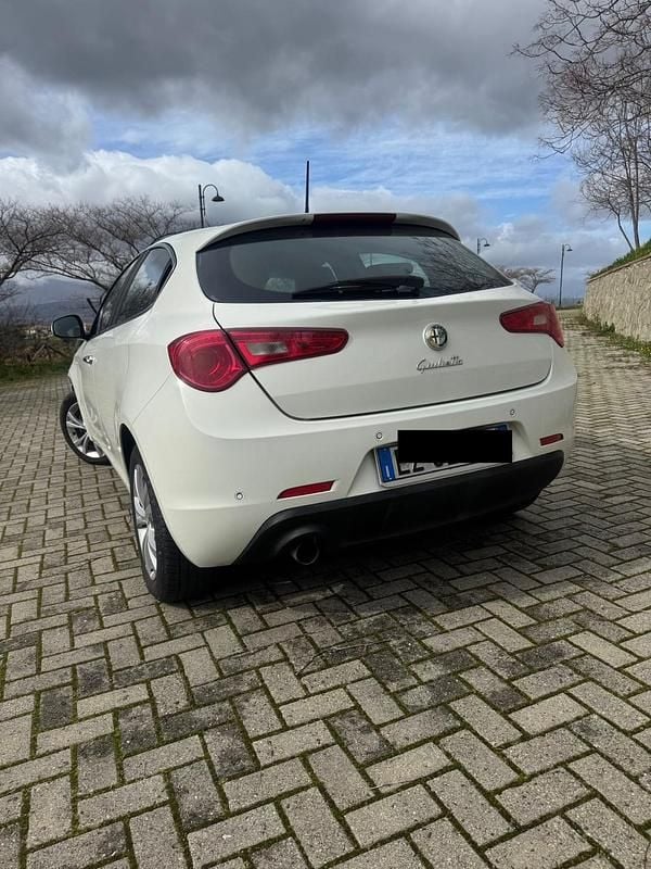 Usata Alfa Romeo Giulietta 105 CV (77 kW) 2015 Bianco Utilitaria