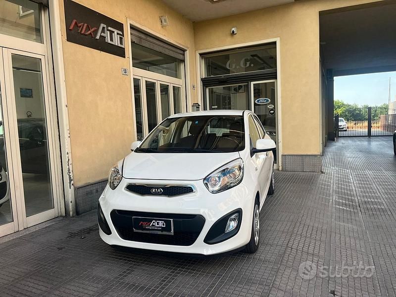 Bianco Usata 2015 Kia Picanto Due volumi | 6990 € (Buon prezzo) - Immagine 1/4