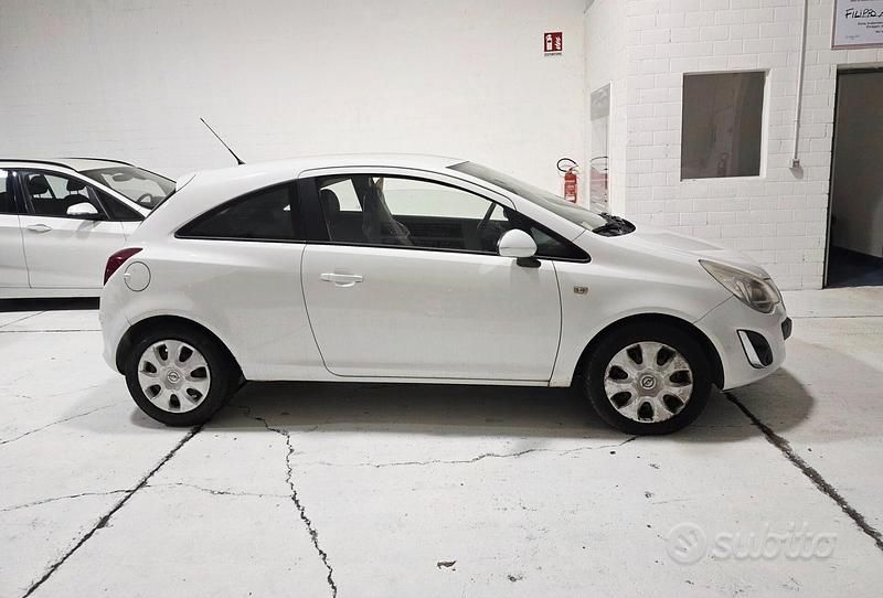 Usata Opel Corsa 65 CV (47 kW) 2013 Bianco Berlina