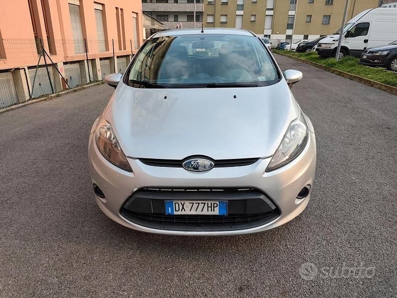 Usata Ford Fiesta Titanium 82 CV (60 kW) 2009 Grigio Utilitaria