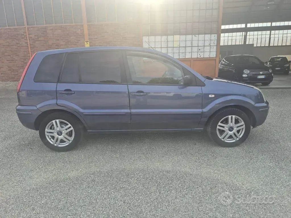 Usata Ford Fusion 68 CV (50 kW) 2005 Blu Utilitaria