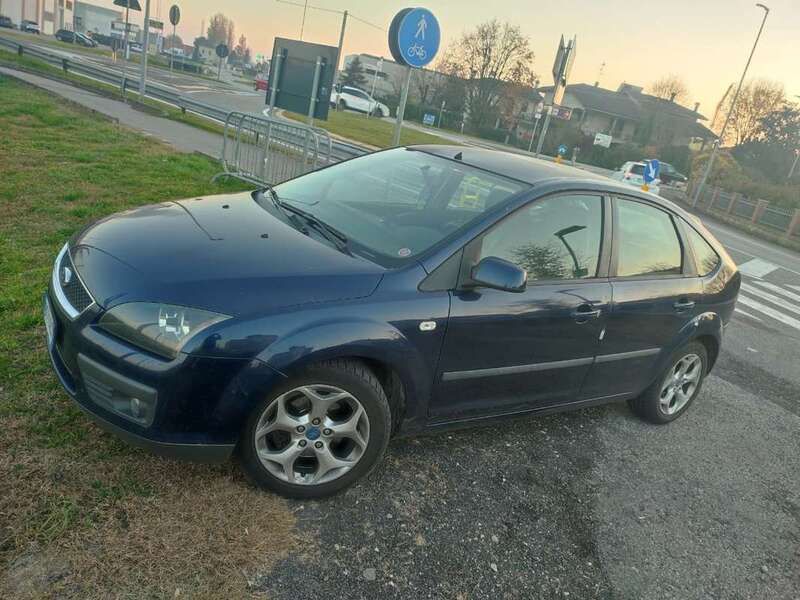 Usata 2006 Ford Focus Tre volumi | 2200 € (Buon prezzo) - Immagine 1/4