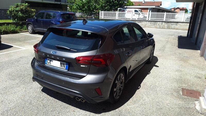 Usata Ford Focus ST-Line 125 CV (91 kW) 2022 Grigio Berlina