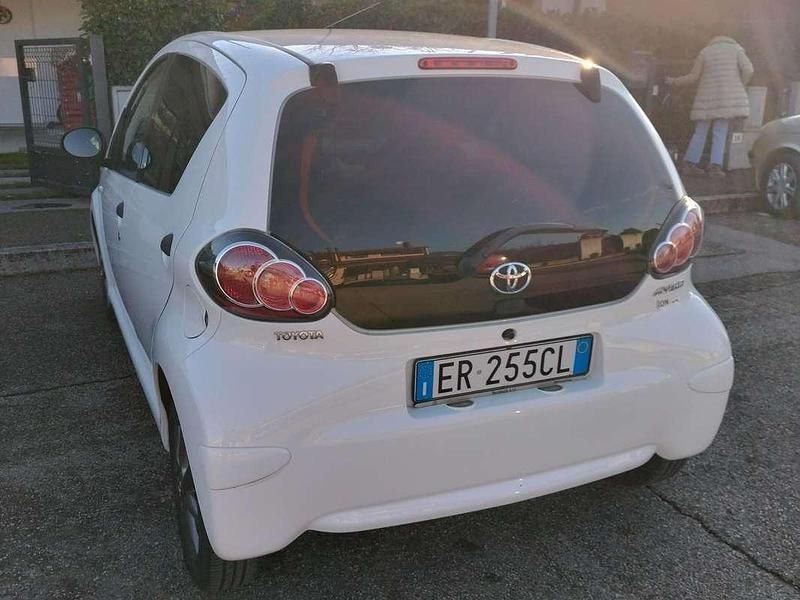 Usata Toyota Aygo Connect Style 68 CV (50 kW) 2013 Bianco Utilitaria