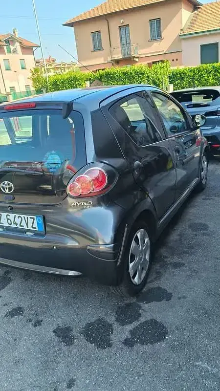 Usata Toyota Aygo Connect Style 68 CV (50 kW) 2010 Grigio Utilitaria