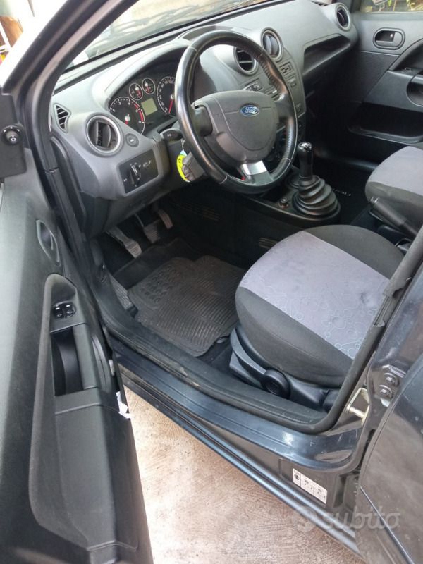 Usata Ford Fiesta 70 CV (51 kW) 2007 Grigio Utilitaria