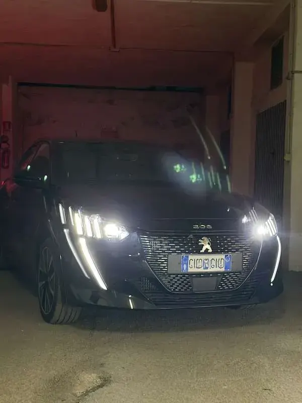 Usata Peugeot 208 GT 102 CV (75 kW) 2022 Nero Utilitaria