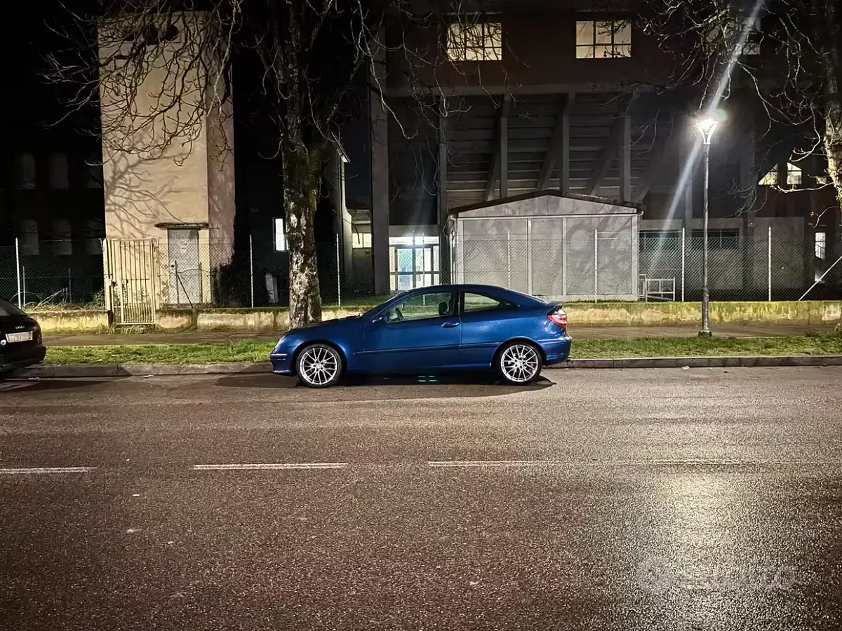 Usata Mercedes C200 Elegance 122 CV (89 kW) 2005 Blu Coupé