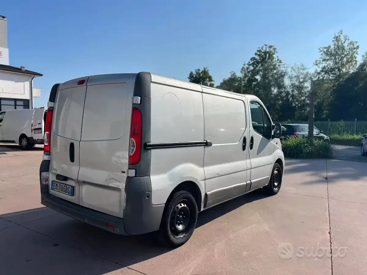 Usata Opel Vivaro 114 CV (83 kW) 2012 Grigio Monovolume