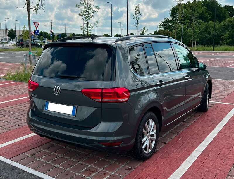 Grigio Usata 2019 VW Touran Business Monovolume | 10.500 € (Buon prezzo) - Immagine 1/4