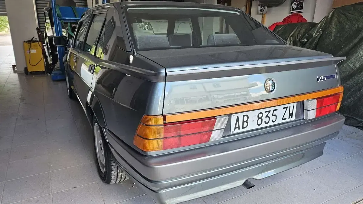 Usata Alfa Romeo 75 148 CV (108 kW) 1988 Grigio Berlina