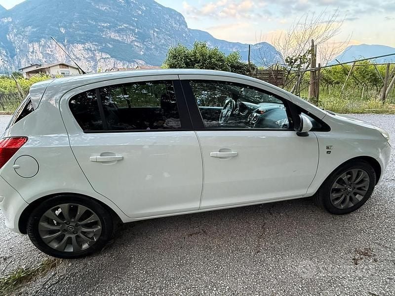 Usata Opel Corsa 86 CV (63 kW) 2010 Bianco Berlina