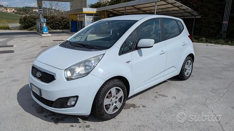 Usata Kia Venga Active 90 CV (66 kW) 2015 Bianco Utilitaria