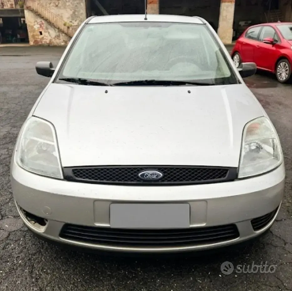 Usata Ford Fiesta 69 CV (50 kW) 2003 Grigio Utilitaria
