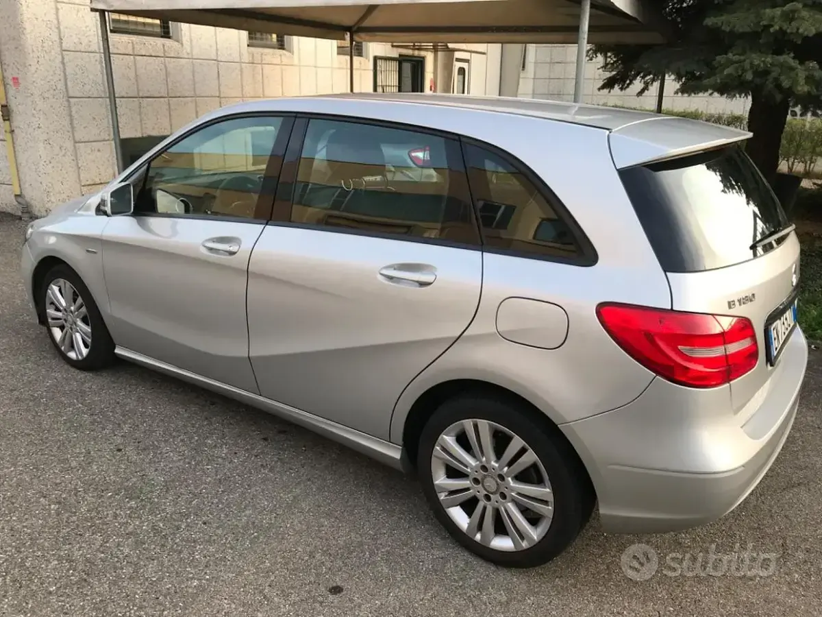 Usata Mercedes B180 Executive 109 CV (80 kW) 2012 Grigio Utilitaria