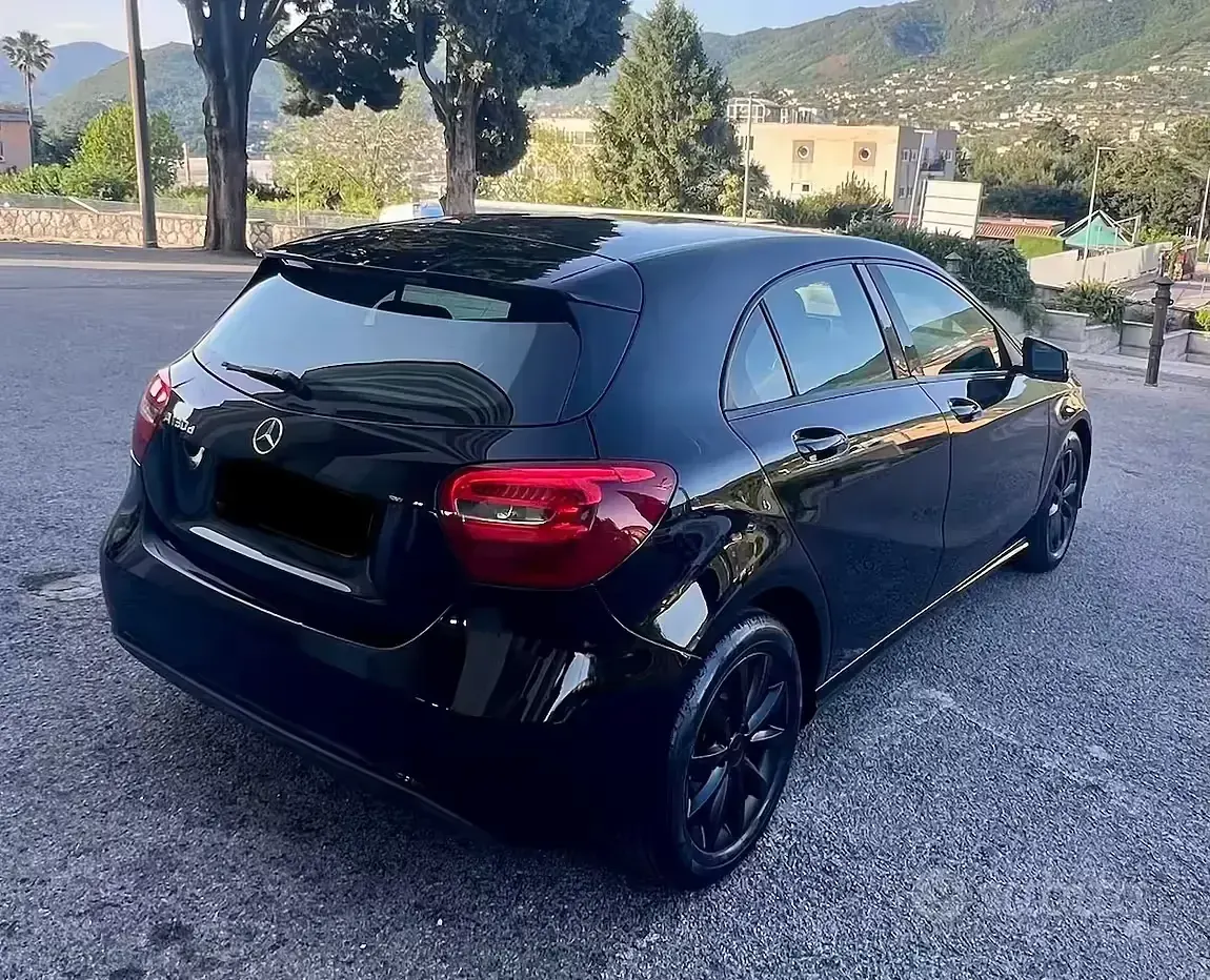 Usata Mercedes A180 109 CV (80 kW) 2017 Nero Berlina