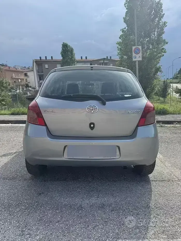 Usata Toyota Yaris Sol 90 CV (66 kW) 2008 Grigio Utilitaria
